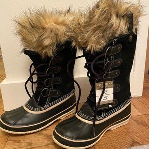 Joan is Arctic Sorel black snow boots w faux fur